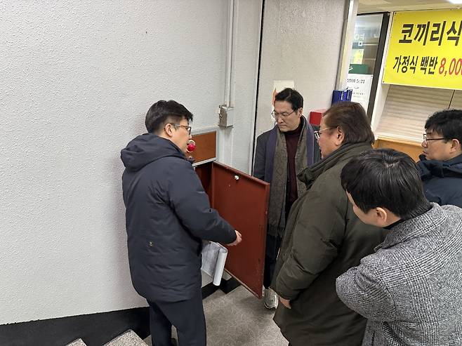 22일 성남 코끼리시장에서 진행된 경기지방중소벤처기업청의 경기지역 전통시장 화재예방 합동 점검에서 조희수 경기중기청장(가운데)을 비롯한 관계자들이 소화전을 점검하고 있다.