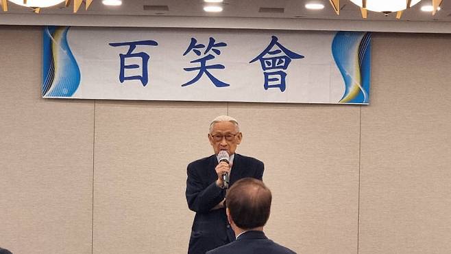 조완규 전 교육부장관(전 서울대 총장)이 건강 비결에 대해 말하고 있다.