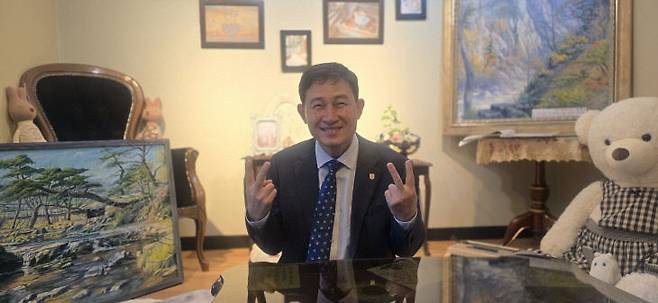 윤성원 회장은 늘 밝고 긍정적이다.                                                                                                                                                               사진 한성일 기자