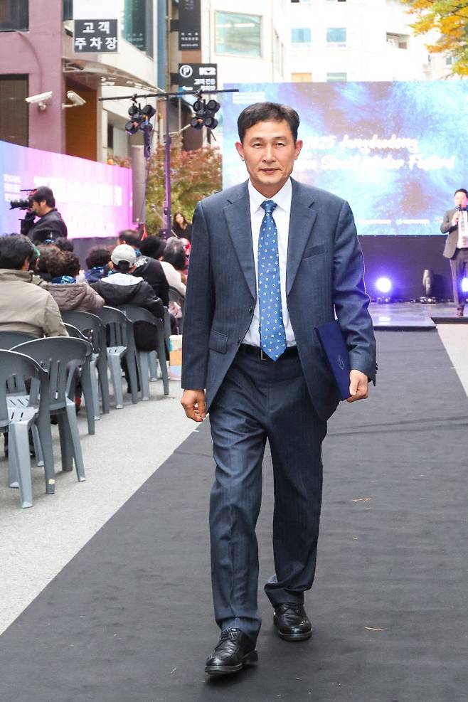 윤성원 회장이 장대동 패션스트리트에서 패션쇼를 진행하면서 워킹하고 있다.                                            사진 윤성원 회장 제공