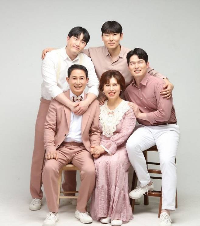 윤성원 회장은 부인과의 사이에 아들 3형제를 두고 다복한 가정을 이끌고 있다. 바이올리니스트인 둘째 아들은 윤성원 회장이 한남대 총동문회장으로 취임하던날  축하연주를 했다.                                                                                                                                                                             사진 윤성원 회장 제공