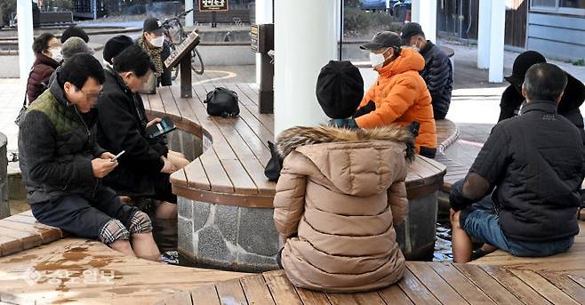 절기상 대설(大雪)을 사흘 앞두고 추운 날씨를 보인 2025년 12월 4일 대전 유성구 족욕체험장을 찾은 시민들이 족욕을 하며 몸을 녹이고 있다. 이성희 기자 token77@