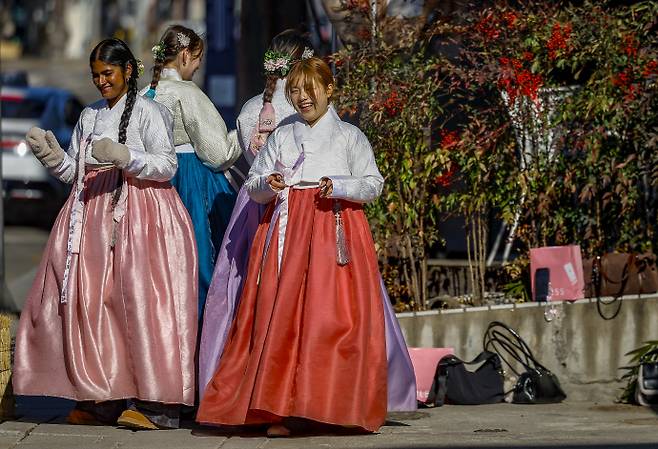 지난 20일 서울 종로구 북촌한옥마을을 찾은 외국인 여행객들이 즐거운 시간을 보내고 있다. 외국인의 한국에 대한 호감도가 2018년 조사 이래 가장 높은 82.3%로 나타났다. '2025년도 대한민국 국가이미지 조사 결과'에 따르면 외국인의 한국에 대한 호감도는 전년(79.0%) 대비 3.3%p 상승한 82.3%로, 2018년 조사를 시작한 이래 최고 수준을 기록했다. 호감도가 80%를 넘은 것은 2021년(80.5%) 이후 두 번째이자 4년 만이다. /뉴시스