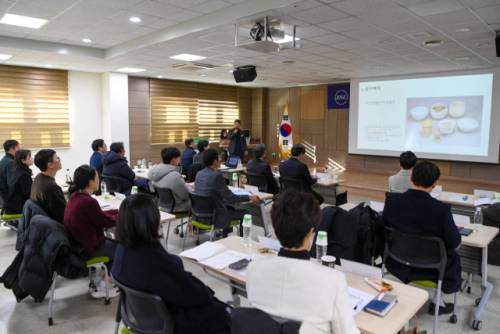 ‘2026년 제1회 양구군 백자문화산업 포럼’이 22일 양구문예회관 1층 세미나실에서 열렸다. 이날 포럼에는 양구군과 춘천교대 RISE사업단을 비롯한 관계자들이 참석해 양구백자 산업의 현황을 공유하고, 문화산업으로서의 발전 방향과 협력 방안 등에 대해 의견을 나누는 시간이 마련됐다.
