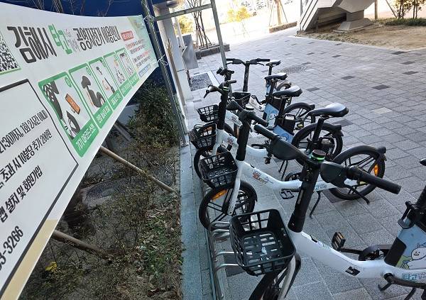 김해시 '타고가야' 자전거 대여소에 안전모가 없는 모습. 연합뉴스