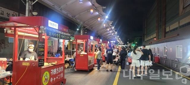 대구 중구 서문야시장이 방문객들로 북새통을 이루고 있다. 대구일보DB