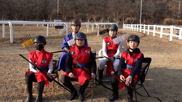고령 대가야유소년승마단 단원들이 활을 든 채 인터뷰에 응하고 있다. 김용국 기자