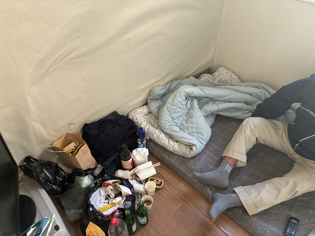 대구 중구의 한 쪽방에서 거주하는 김씨는 난방비를 아끼기 위해 전기장판과 보일러를 틀지 않은 채 이불에 의존해 겨울을 나고 있다. 서고은 수습기자