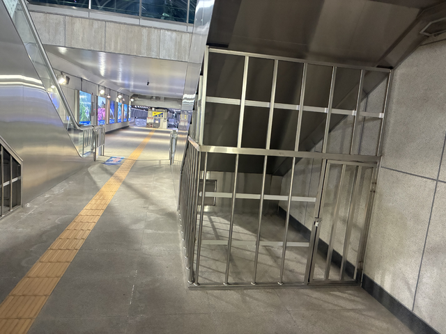 노숙인들의 잦은 노숙을 막기 위해 도시철도역과 철도역을 잇는 동대구역 에스컬레이터 뒷편은 철창으로 막혀 있다. 서고은 수습기자