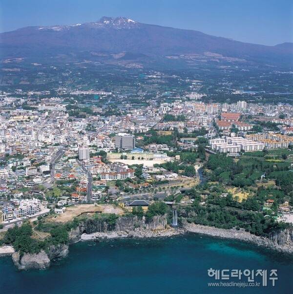 제주도내 숙박업이 코로나19 엔데믹 이후 객실 공급량이 크게 늘어나면서 과당경쟁으로 인한 영업부진이 더욱 심화되고 있는 것으로 나타났다. 사진은 서귀포시 전경.&nbsp;