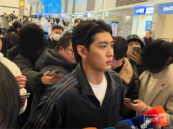 출국을 앞두고 취재진과 만난 이정후(사진=더게이트 배지헌 기자)