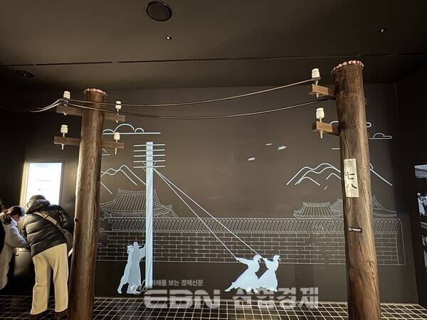 KT 온마루에 재현한 1885년 광화문 거리 전신주. 22일 관람객이 디지털 전보를 체험 중이다. [출처= 김채린 기자]