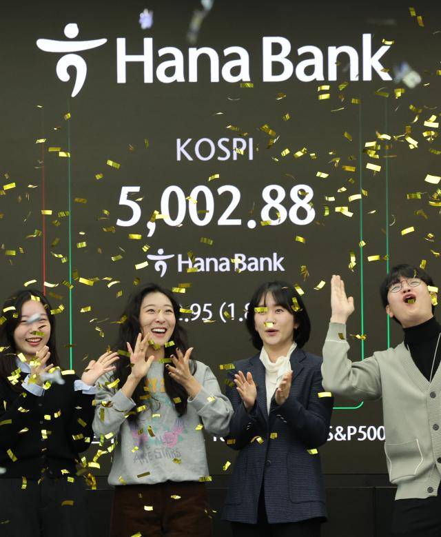 22일 오전 코스피 장중 5000선을 돌파한 가운데 서울 중구 하나은행 딜링룸에서 딜러들이 축하하고 있다. [사진=연합뉴스]