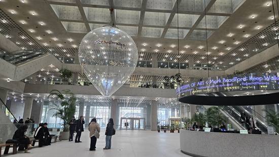 용산에 위치한 아모레퍼시픽 사옥 1층에 들어서면 풍선 형태의 대형 설치 작품을 볼 수 있다. 아모레퍼시픽은 본사에 미술관도 운영 중이다/사진=최보윤 기자