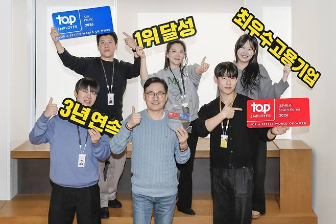 김종주 오비맥주 인사 부문장(가운데)이 ‘최고 고용주 협회’가 수여하는‘2026 최우수 고용기업’ 상을 받고 직원들과 함께 기념사진을 찍고 있다.(사진제공=오비맥주)