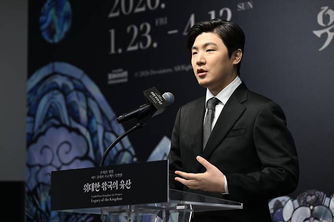 조길현 데브시스터즈 대표가 22일 서울 인사동 아라아트센터에서 열린 '쿠키런: 킹덤' 아트 컬래버 특별전 '위대한 왕국의 유산' 기자 간담회에서 인사말을 하고 있다.(사진제공=데브시스터즈)