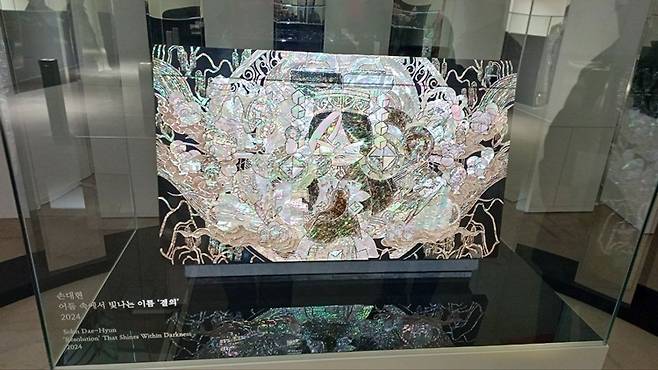 손대현(대한민국 나전칠기 명장 1호) 장인이 제작한 '어둠 속에서 빛나는 이름 결의'는 다크 카카오 쿠키 캐릭터를 활용했다. / 조윤찬 기자