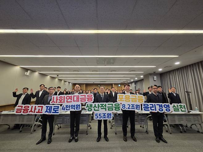 엄을용 NH농협은행 기업금융부문 부행장(가운데)과 임직원이 지난 21일 서울 중구 NH농협은행 본사에서 '2026년 사업추진 및 윤리경영 실천 결의대회'를 열고 기념 촬영하고 있다. (사진=NH농협은행)