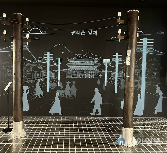 KT '온마루' 전시회 초입에 조성된 '1885 광화문 일대' 재현 공간.[사진=이명학 기자]