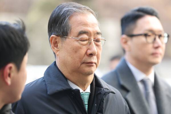 내란 우두머리 방조 혐의를 받는 한덕수 전 국무총리가 21일 서울중앙지법에서 열린 1심 선고 공판에 출석하고 있다. 2026.1.21. 연합뉴스