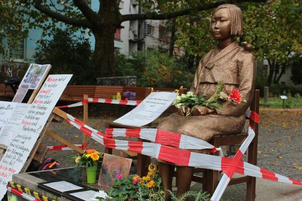 2025년 10월 17일 강제로 철거되기 직전 독일 베를린의 소녀상 '아리' 연합뉴스