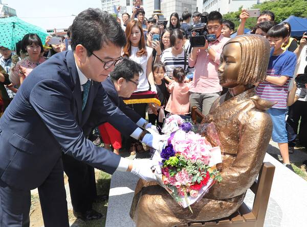 2017년 6월 10일 서울시 성동구 왕십리광장에서 열린 '성동평화 소녀상 제막식'에서 정원오 성동구청장(왼쪽)과 남기창 건립추진위원회 대표가 헌화를 하고 있다.123cm 높이의 소녀상은 일본군 위안부 할머니의 인권과 명예 회복뿐만 아니라 미래세대인 청소년들에게 아픈 과거의 역사가 반복되지 않도록 교훈을 주자는 성동구 학부모들의 제안으로 시작됐다. 2017.6.10. 연합뉴스