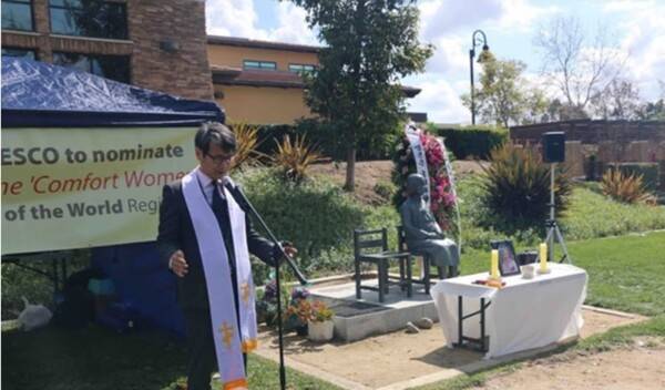 2019년 3월 9일 세계여성의 날을 맞아 캘리포니아 클렌데일 평화의 소녀상 앞에서 위안부 피해자 고 곽예남 할머니 추도 기도를 하는 모습. 2025.09.20. 사진제공 최재영 목사