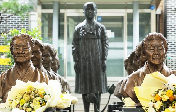 '일본군 위안부 피해자 기림의 날'을 하루 앞둔 13일 경기도 광주시 나눔의 집에 세워진 고인이 된 피해 할머니들 흉상 앞에 꽃이 놓여 있다. 2025.8.13. 연합뉴스