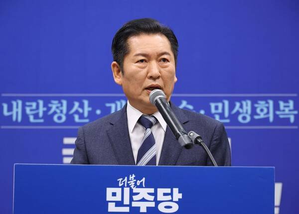 더불어민주당 정청래 대표가 22일 서울 여의도 국회에서 긴급 기자회견을 열고 조국혁신당과의 합당을 제안하고 있다. 2026.1.22. 연합뉴스