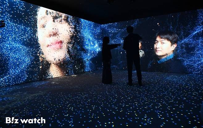 KT가 21일 광화문 본사 사옥에 브랜드와 통신 기술의 역사를 체험형으로 풀어낸 상설 전시 공간 'KT 온마루'의 문을 열고 프레스 투어를 진행하고 있다./사진=이명근 기자 qwe123@