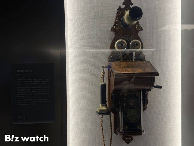 우리나라 최초의 전화기 '덕률풍' 모형이 KT 온마루에 전시돼 있다./사진=비즈워치
