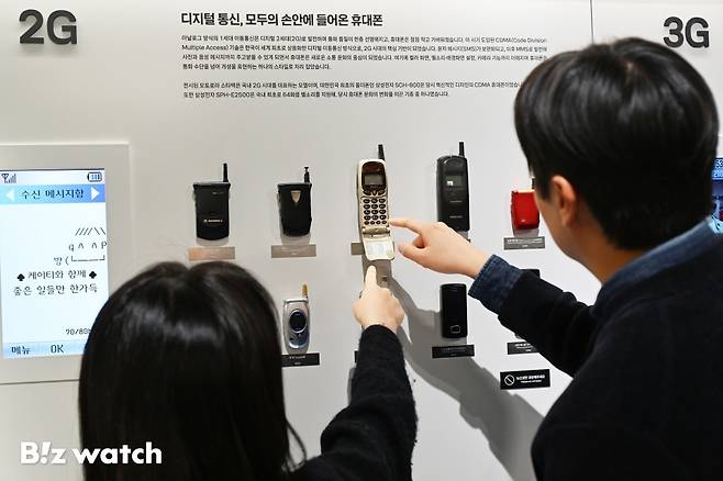 KT가 21일 광화문 본사 사옥에 브랜드와 통신 기술의 역사를 체험형으로 풀어낸 상설 전시 공간 'KT 온마루'의 문을 열고 프레스 투어를 진행하고 있다./사진=이명근 기자 qwe123@