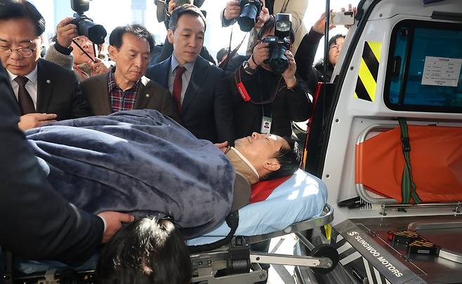 장동혁 국민의힘 대표가 22일 서울 여의도 국회에서 단식 8일 만에 박근혜 전 대통령의 단식 중단 권고를 받아들여 병원으로 이송되고 있다. (출처 : 뉴스1)