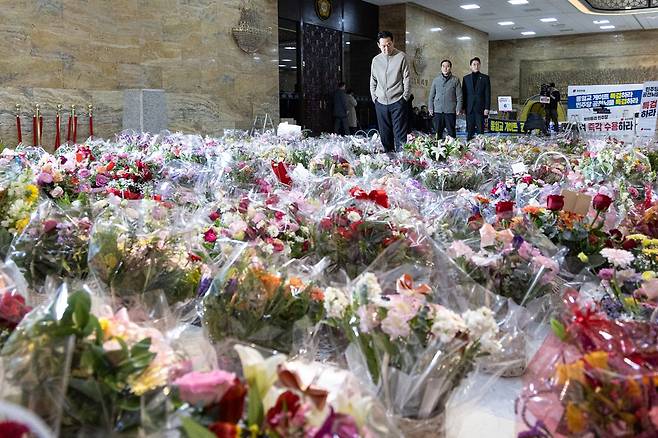 단식을 이어가고 있는 장동혁 국민의힘 대표가 지난 20일 서울 여의도 국회 로텐더홀에서 응원 꽃바구니를 바라보고 있다. (출처 : 뉴스1)