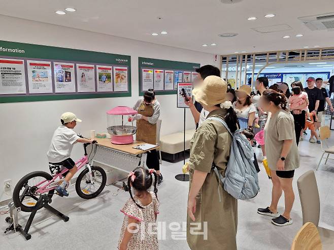 롯데마트 구리점 문화센터에 아동과 부모 고객이 방문한 모습 (사진=롯데마트)