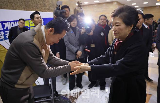 [이데일리 노진환 기자] 박근혜 전 대통령이 22일 서울 여의도 국회 로텐더홀에서 통일교·공천헌금 ‘쌍특검’ 수용을 요구하며 8일째 단식 중인 장동혁 국민의힘 대표를 찾아 대화하고 있다.