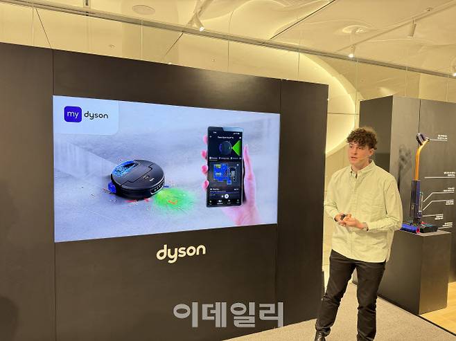 네이슨 로슨 맥클린 다이슨 홈 RDD(연구·설계·개발) 소프트웨어 팀 시니어 디자인 매니저는 22일 서울 여의도 더현대서울에 열린 체험형 팝업스토어 ‘다이슨 더 넥스트 홈 랩’에서 인공지능(AI) 로봇청소기 ‘스팟앤스크럽 AI’에 대해 설명하고 있다.(사진=박원주 기자)