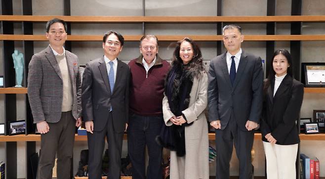 정준호(왼쪽 두번째) SK증권 대표이사와 리처드 케슬러(왼쪽 세번째) 케슬러 컬렉션 회장, 한정호(왼쪽 다섯번째) SK증권 글로벌사업부 대표가 지난 21일 SK증권 본사에서 기념사진을 찍고 있다. (사진=SK증권)
