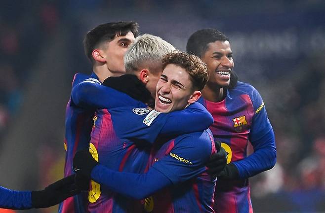 '전반 흔들·자책골 악재'도 넘었다… 바르셀로나, 슬라비아 프라하에 4-2 역전승