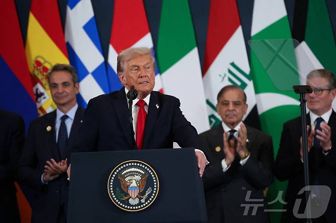 도널드 트럼프 미국 대통령이 지난해 10월 13일(현지시간) 이집트 샤름엘셰이크에서 가자지구 평화 협정에 서명한 뒤 연설하고 있다. 2025.10.13. ⓒ 로이터=뉴스1 ⓒ News1 류정민 특파원