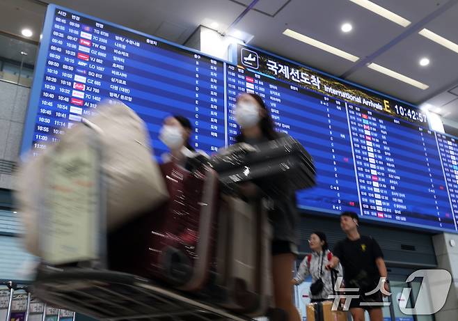 추석 황금연휴를 해외에서 보내고 돌아온 여행객들이 12일 인천국제공항 1터미널로 귀국하고 있다.2025.10.12/뉴스1 ⓒ News1 오대일 기자