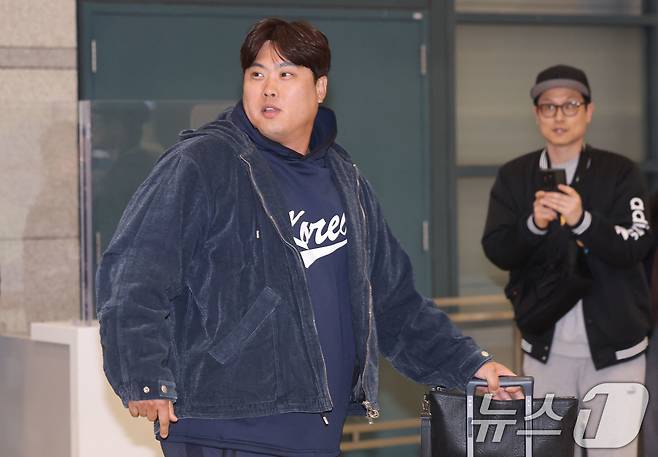 류지현 감독이 이끄는 야구대표팀의 류현진이 사이판 전지훈련을 마치고 20일 오후 인천국제공항을 통해 귀국하고 있다. 2026.1.20/뉴스1 ⓒ News1 이광호 기자