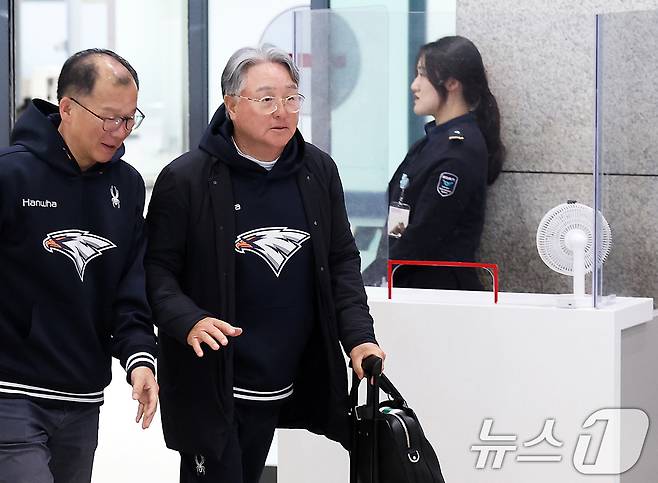 한화 이글스가 23일 출국해 1차 스프링캠프에 돌입한다. 사진은 지난해 스프링캠프 귀국 당시의 김경문 감독. /뉴스1 DB ⓒ News1 오대일 기자