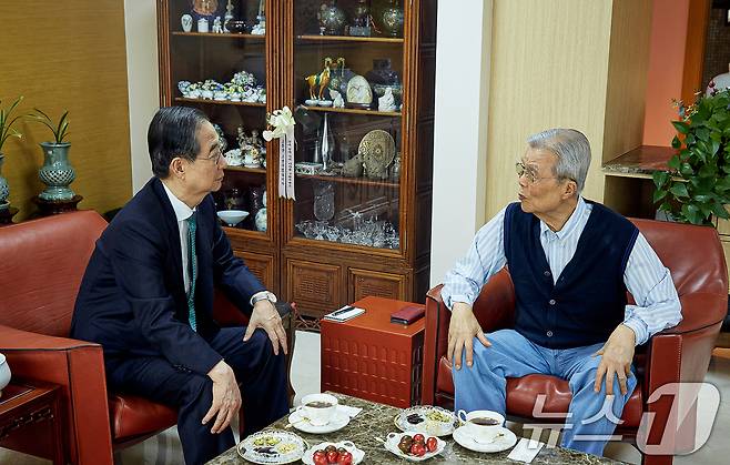 2025년 5월 6일 당시 한덕수 무소속 대선 예비후보가 김종인 전 국민의힘 비상대책위원장과 아야기 하고 있는 모습.  (한덕수 캠프 제공. 재판매 및 DB 금지) 2025.5.6 ⓒ 뉴스1 DB