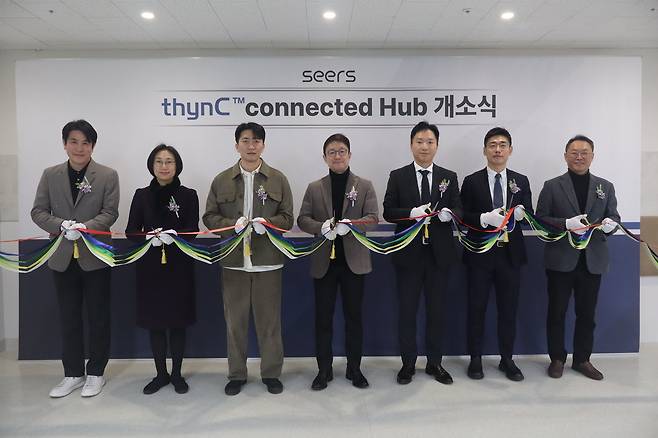 씽크 커넥티드 허브(thynC Connected Hub) 개소식에서 이영신 대표(좌측 네번째)와 대웅제약 유창득 본부장(좌측 다섯번째) 등 대웅제약 및 스마트병동 솔루션 파트너사들이 커팅식을 갖고 기념촬영을 하고 있다. (씨어스테크놀로지 제공)