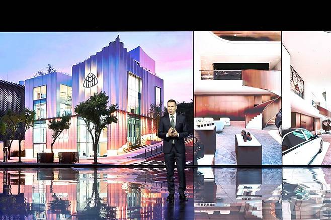 메르세데스-벤츠 코리아 마티아스 바이틀 대표이사가 지난해 11월14일 인천 파라다이스시티에서 진행된 '메르세데스-벤츠 미래 전략 간담회'에서 마이바흐 브랜드센터 서울에 대해 발표하고 있다. (메르세데스-벤츠 코리아 제공. 재판매 및 DB 금지) 2025.11.14/뉴스1