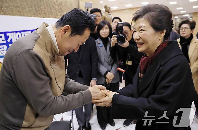 박근혜 전 대통령이 22일 서울 여의도 국회 로텐더홀에서 통일교·공천헌금 '쌍특검' 수용을 요구하며 8일째 단식 중인 국민의힘 장동혁 대표를 찾아 위로하자 장 대표가 눈물을 흘리고 있다. 2026.1.22/뉴스1 ⓒ News1 국회사진기자단