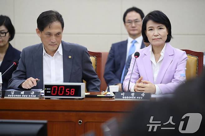 이진숙 전 방송통신위원장(오른쪽)과 김태규 전 방송통신위원장 직무대행. 2024.8.14/뉴스1 ⓒ News1 이광호 기자