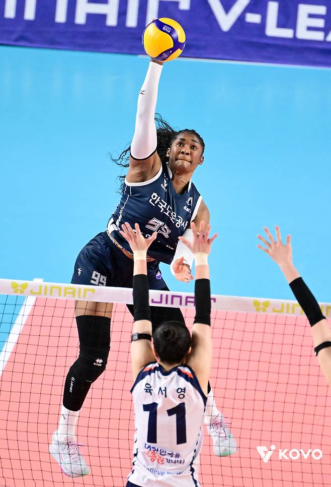 한국도로공사 외국인 선수 모마가 22일 경북 김천체육관에서 열린 2025-26 V리그 여자부 IBK기업은행전에서 공격을 펼치고 있다. (KOVO 제공)