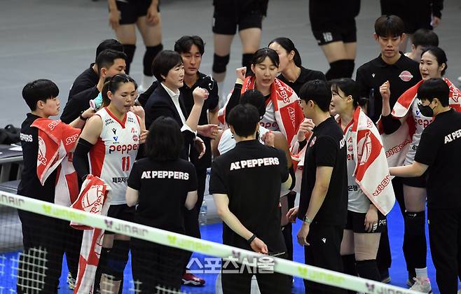 페퍼저축은행 장소연 감독(왼쪽 셋째)이 21일 수원체육관에서 열린 2025-2026 V리그 여자부 현대건설과의 경기에서 선수들과 파이팅을 외치고 있다. 2026. 1. 21.  수원 | 박진업 기자 upandup@sportsseoul.com